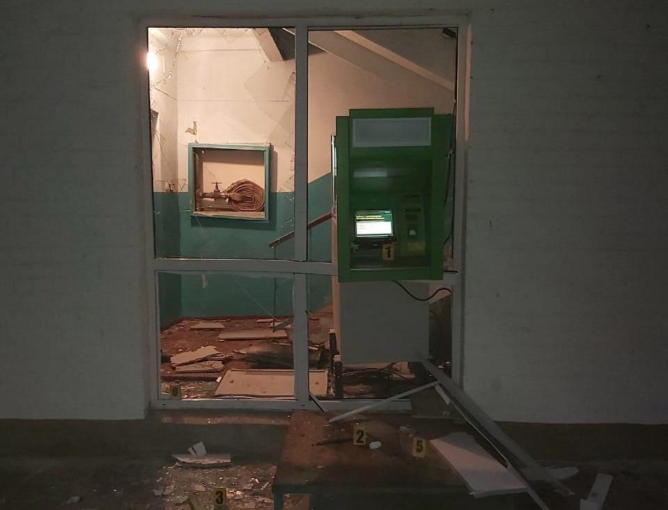 Невідомі підірвали банкомат саморобним вибуховим пристроєм / фото hk.npu.gov.ua Невідомі підірвали банкомат саморобним вибуховим пристроєм / фото hk.npu.gov.ua