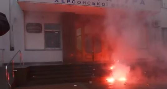 Прокуратуру закидали фаєрами / скріншот відео ТСН Прокуратуру закидали фаєрами / скріншот відео ТСН