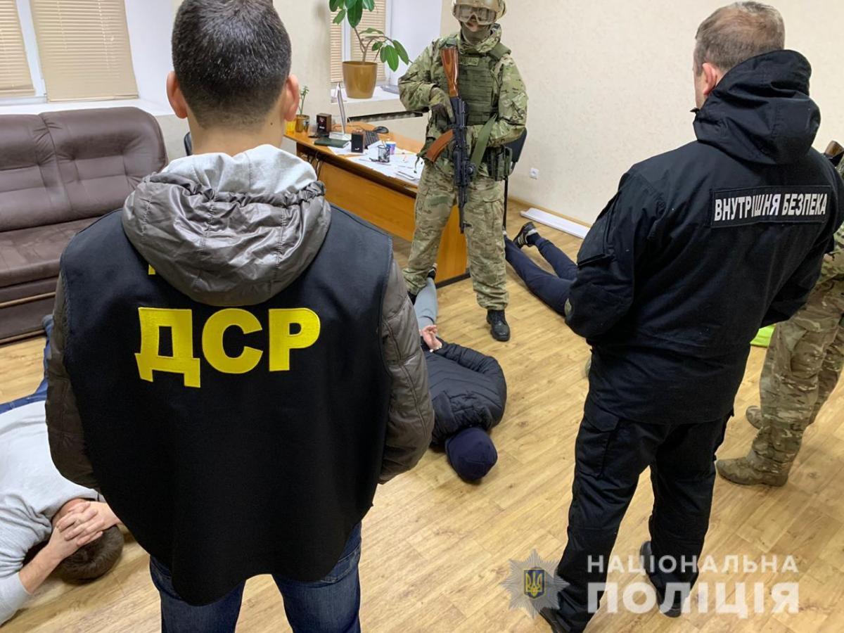 К операции привлекли КОРД, батальон полиции особого назначения и взрывотехников / фото npu.gov.ua К операции привлекли КОРД, батальон полиции особого назначения и взрывотехников / фото npu.gov.ua