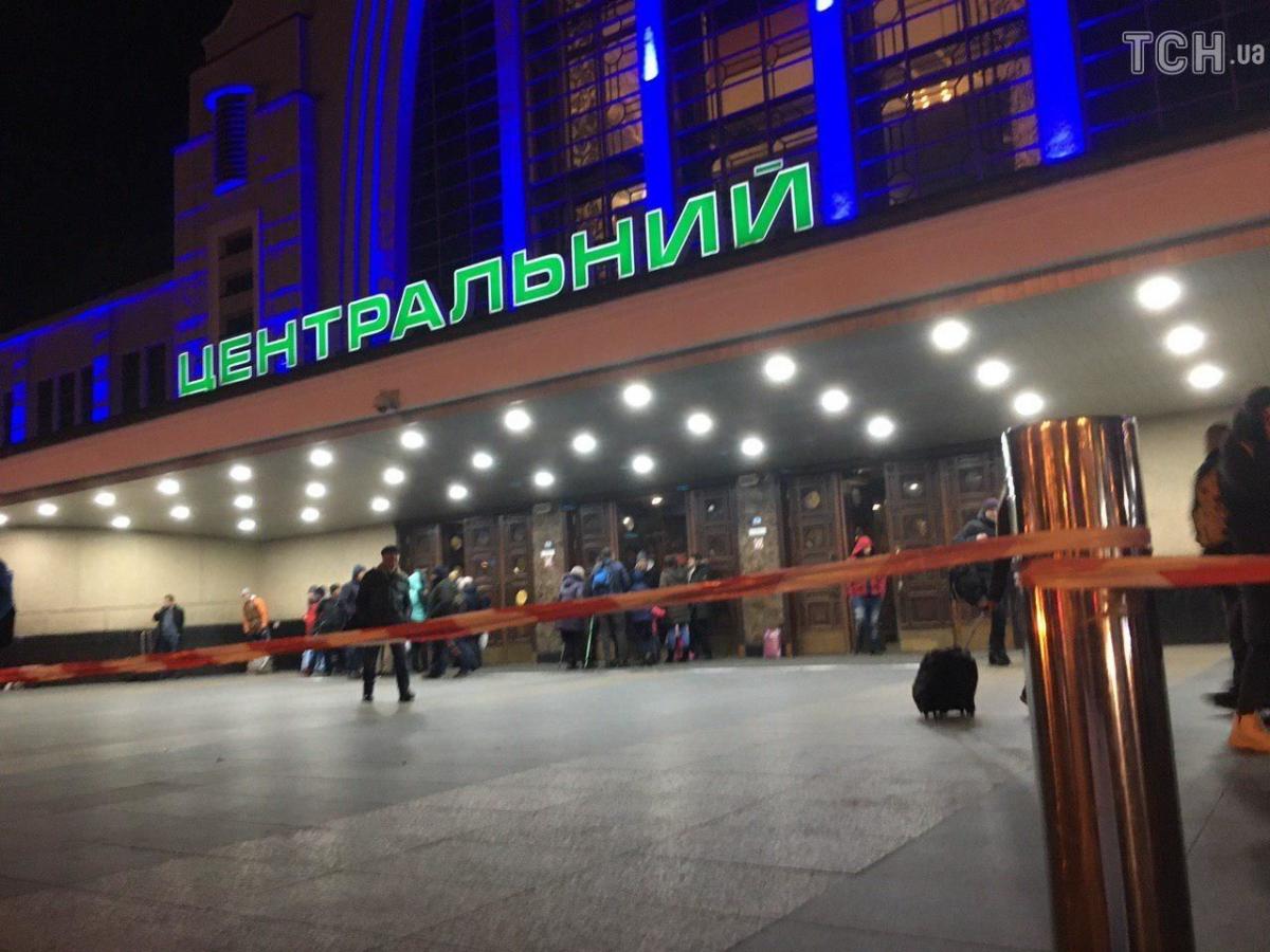 Людей из помещения вокзала вывели / фото: ТСН Людей из помещения вокзала вывели / фото: ТСН