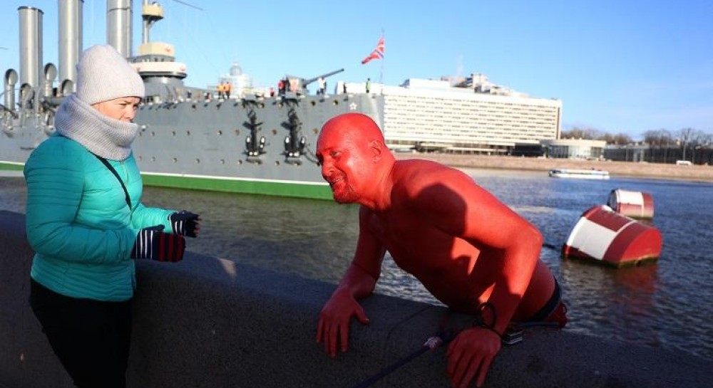 Отрадное санкт-петербург купание. Красный купаться. Красный купаться. Красный купаться. Ныряем в краски.