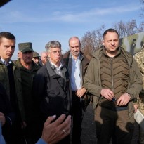 Западные послы посетили район разведения сил возле Петровского и Золотого: оценили ситуацию (фото)