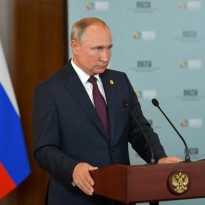 Putin may agree to de-escalation in Donbas to solve foreign policy issues – Russian journalist