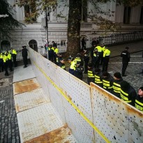 Протесты в Тбилиси: полиция возвела металлическую 