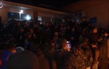 Загадочная смерть парня в Прилуках: люди пикетируют полицию, зажгли шины (видео)