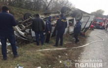 В Хмельницкой области на крышу перевернулся рейсовый автобус: 8 пострадавших (фото)