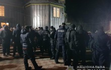 Атакували зі сльозогінним газом: на Буковині парафіяни почубилися за церкву (фото)