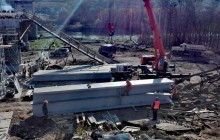 У Станиці Луганській монтують другу металоконструкцію зруйнованого мосту