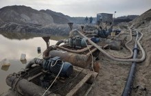 На Житомирщині підприємці облаштували на сільгоспземлях бурштиновий кар'єр (фото)
