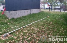 На Київщині неадекватний росіянин пошкодив прапор ОУН і вистрибнув з вікна в поліції (фото)