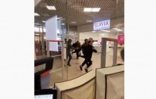 Белорусы "штурмовали" первый в Витебске ресторан KFC, возникла давка (видео)
