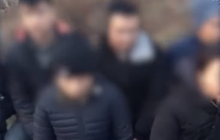 На кордоні з Угорщиною затримали нелегалів на дерев’яних ратицях (відео)