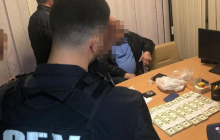 У Києві затримали екс-посадовця, який хотів нажитися на продажі заводу "Укроборонпрому" (фото)