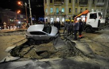 Владельцы поврежденных в провале в центре Киева авто через суд потребуют компенсации ущерба (видео)