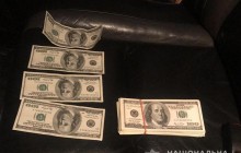 Чиновницу Нацбанка поймали на взятке в 30 тысяч долларов