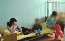 Без їжі та в холоді: під Кропивницьким мати залишила вісьмох дітей на два тижні (відео)