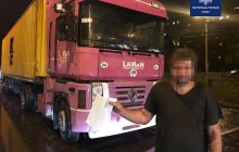 У Києві п’яний водій фури намагався заїхати на МакДрайв і потрощив паркани (фото, відео)