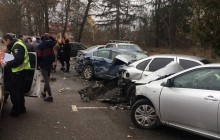 Под Киевом пьяная женщина на Ford смяла на парковке пять автомобилей (фото)