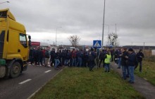 У 13 областях України аграрії перекрили дороги на знак протесту проти продажу землі (фото, відео)