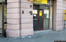 В Одесі вандали в балаклавах розтрощили пам’ятну дошку загиблому активісту (фото)