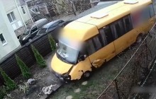 Под Киевом маршрутка с пассажирами влетела в частный двор (видео)
