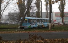 В Одессе трамвай с пассажирами сошел с рельсов и врезался в столб