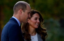 В блейзере и укороченных бордовых брюках: герцогиня Кембриджская поразила нарядом для встречи с волонтерами (фото, видео)