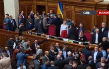 Заседание Рады так и не возобновилось - возле трибуны толкотня (видео)