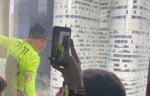 "Людина-павук" вже не та: всесвітньо відомий руфер не зміг залізти на хмарочос в Парижі