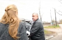 Протягнув сотню метрів: на Київщині чиновник "покатав" журналістів на капоті (відео)