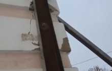 В российском городе разваливающийся дом заклеили скотчем