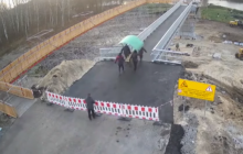 У Станиці Луганській крадії з окупованих територій поцупили лавку будівельників мосту (відео)