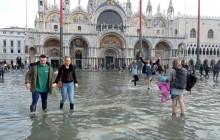 У Венеції площу Святого Марка відкрили для туристів, але вода тримається високо (фото, відео)