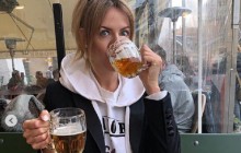 Чеський ранок: Нікітюк показала, як розпочинає свій день з кухля пива (фото)