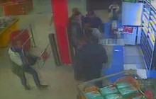 В Киеве пьяные парни избили охранника, пострадавший в реанимации (видео)