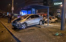В Днепре в результате ДТП два автомобиля снесли остановку