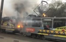 В Днепре загорелся забитый людьми трамвай (видео)