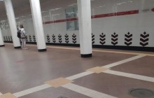 Только отремонтировали: на обновленной станции метро Святошин в Киеве начала отваливаться плитка (фото)