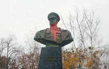 В Харькове облили красной краской памятник Жукову