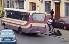 В Одессе выпавшая на ходу из автобуса женщина частично потеряла память (видео)