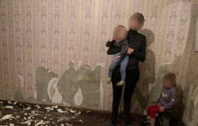 Занедбані та голодні: у Дніпрі діти жили в квартирі серед черв'яків (фото)