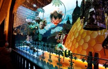 Бджолине царство та ялинка на стелі: паризький універмаг знову вразив різдвяним оформленням (фоторепортаж)