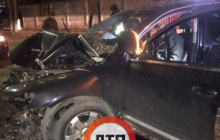 У Броварах п'яний водій "Фольксвагена" влетів у дерево: одна людина в комі (фото)