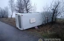 На Вінниччині через ожеледицю перекинувся рейсовий автобус: п'ятеро людей у лікарні (фото)