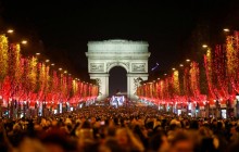 У Парижі на Єлисейських полях до Різдва запалили святкові ліхтарі (фото, відео)