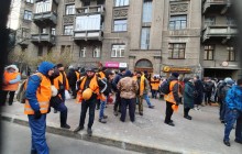 Під час мітингів біля НБУ служба безпеки банку розбила голову одному із протестувальників (відео)