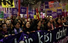 В Стамбуле полиция разогнала демонстрацию за права женщин (фото)