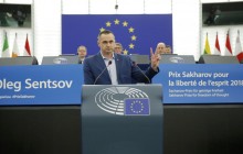 Сенцов в Европарламенте: протягивая руку дружбы Путину, помните о 13 тысячах погибших в Украине