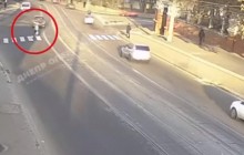 Перевернулася в повітрі: у Дніпрі водій збив дівчину на переході (відео)