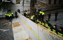 Протести у Тбілісі: поліція звела металеву "берлінську стіну" (фото)